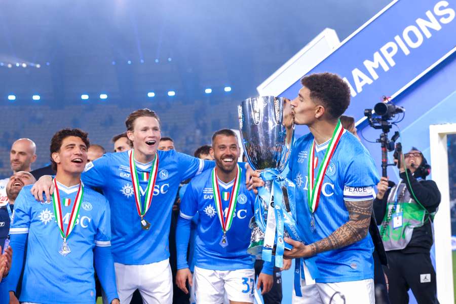 Naples remporte la Supercoupe en dominant logiquement Bologne 2 à 0