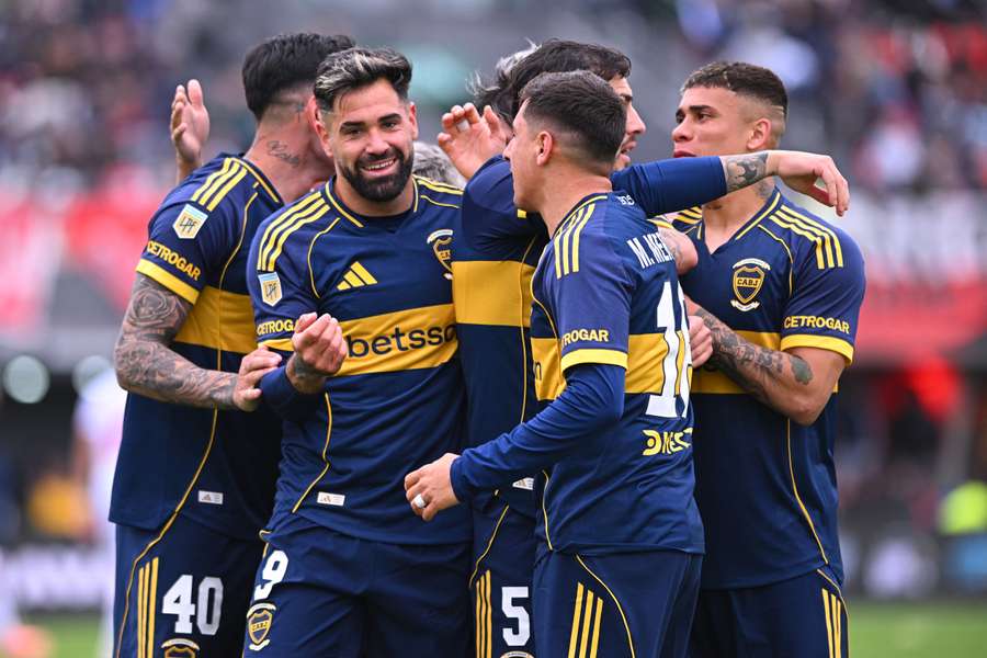 Milton Giménez, con el 9, celebra con sus compañeros su primer gol Milton Giménez, con el 9, celebra con sus compañeros su primer gol