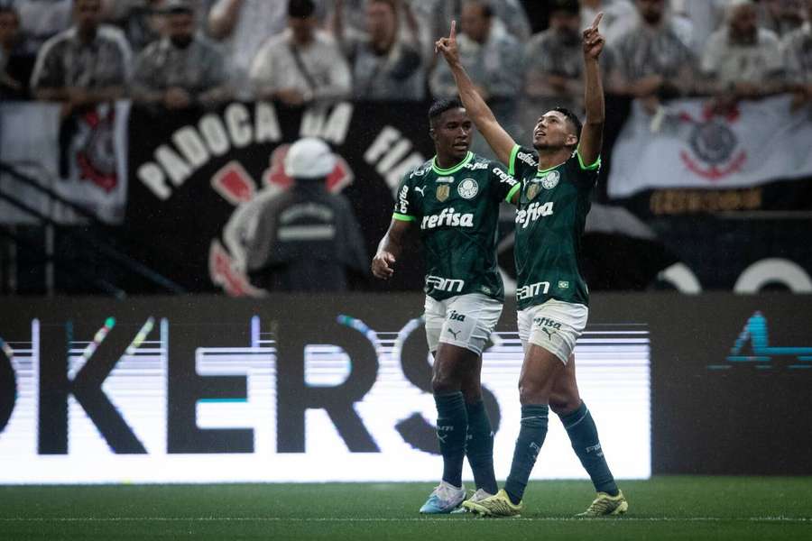 Rony comemora um de seus gols no dérbi paulista