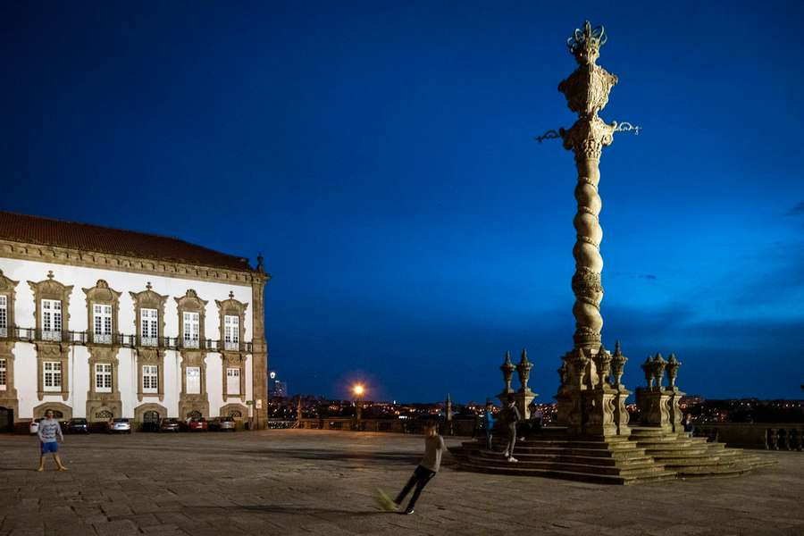 Crianças jogam futebol na cidade do Porto