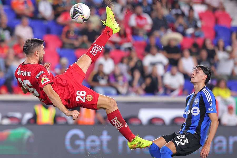 Caden Clark impotente perante a bicicleta de Paulinho