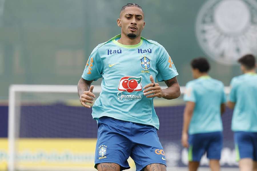 Raphinha durante treino da Seleção Brasileira na Academia do Palmeiras