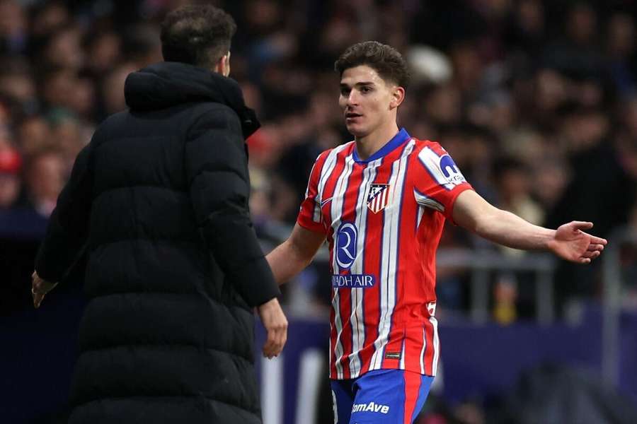 Julián Álvarez saluda a Simeone
