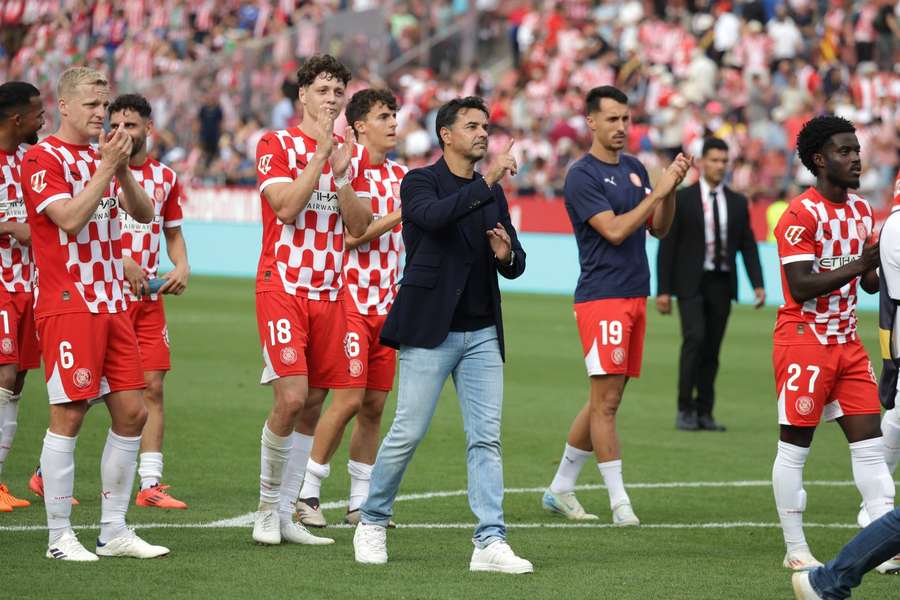 Trainer Michel en de spelers bedanken het publiek na de zege op Athletic