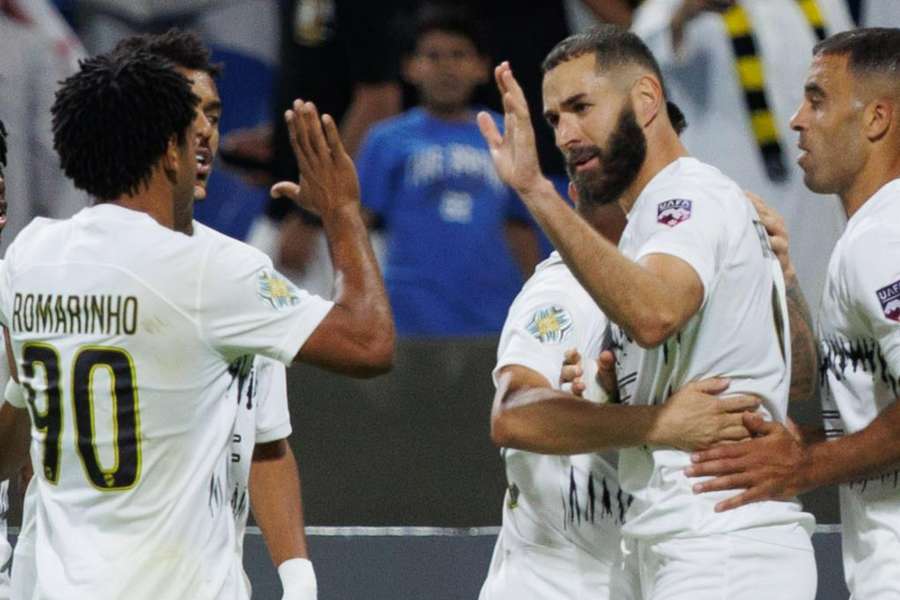 Benzema estreou marcando um golaço e dando uma assistência