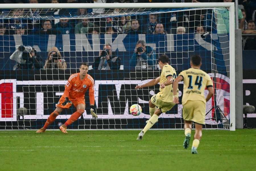 Im Hinspiel verwandelte Robert Skov (TSG) einen Handelfmeter zum 0:3 Endstand auf Schalke.