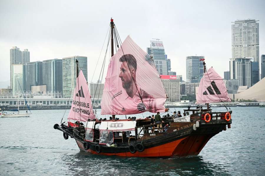 Une jonque à l'effigie de Messi navigue les eaux de Hong Kong.
