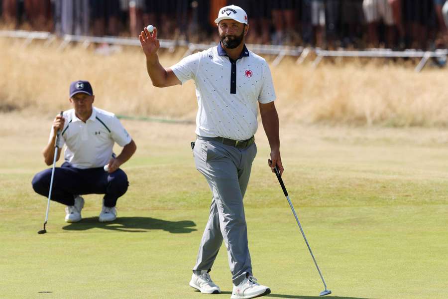 Jon Rahm saluda a los aficionados Jon Rahm saluda a los aficionados