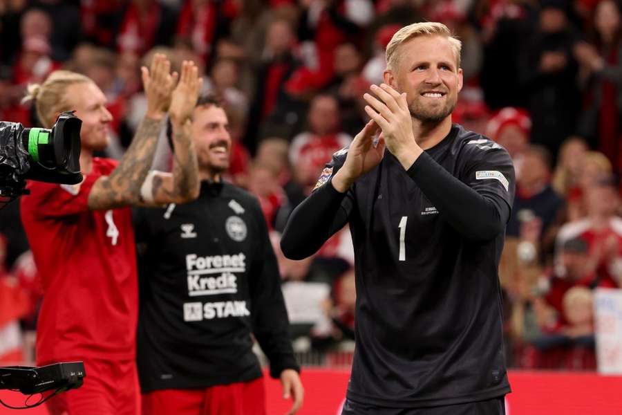 Kasper Schmeichel synger for på Danmarks nye VM-sang.