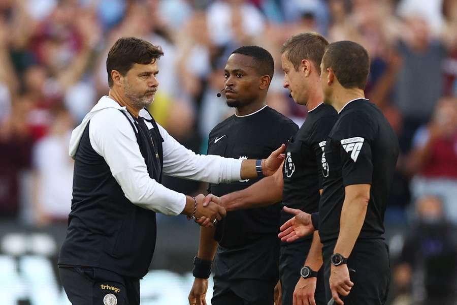 Pochettino cumprimenta os árbitros após a derrota