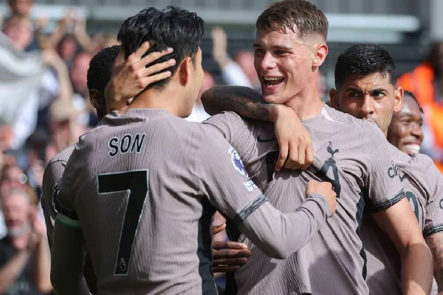 Micky van de Ven e Son celebram o gol marcado sobre o Luton Town