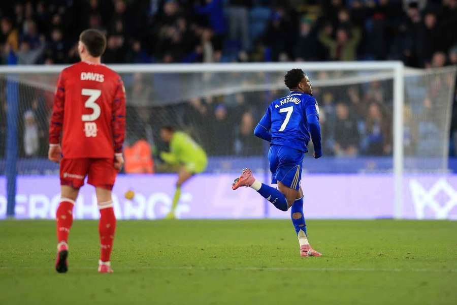 Fatawu slaví svou trefu z vlastní poloviny hřiště. Fatawu slaví svou trefu z vlastní poloviny hřiště.