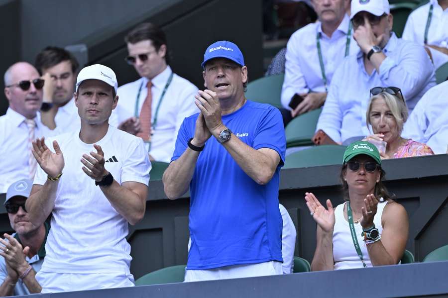 Fyzioterapeut Jaroslav Blažek a trenér Sven Groeneveld v loži Karolíny Muchové na Wimbledonu 2026.