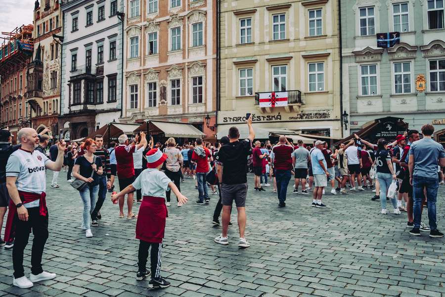 Kibice West Hamu na Rynku Staromiejskim w Pradze