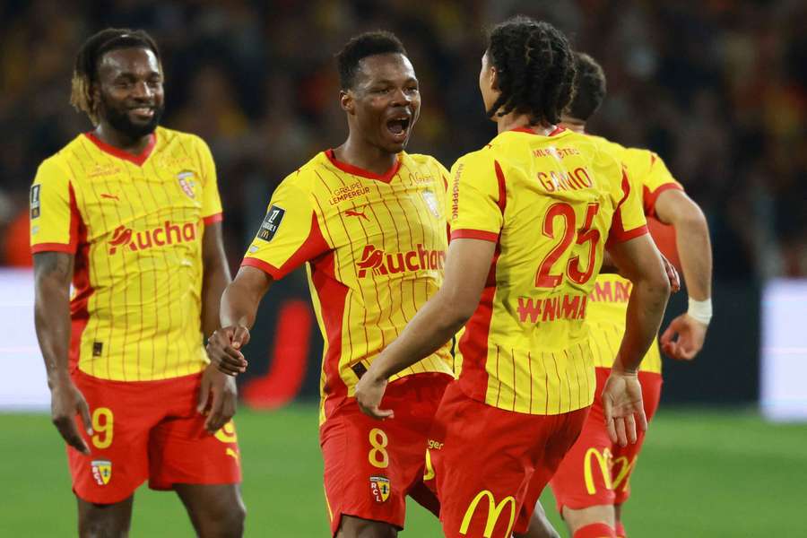 Los jugadores del Lens celebran el gol ganador de Ganiou