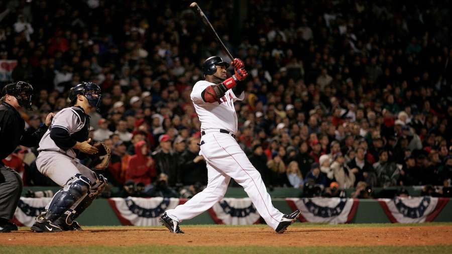 David Ortiz batendo um home run na série história contra o Yankees