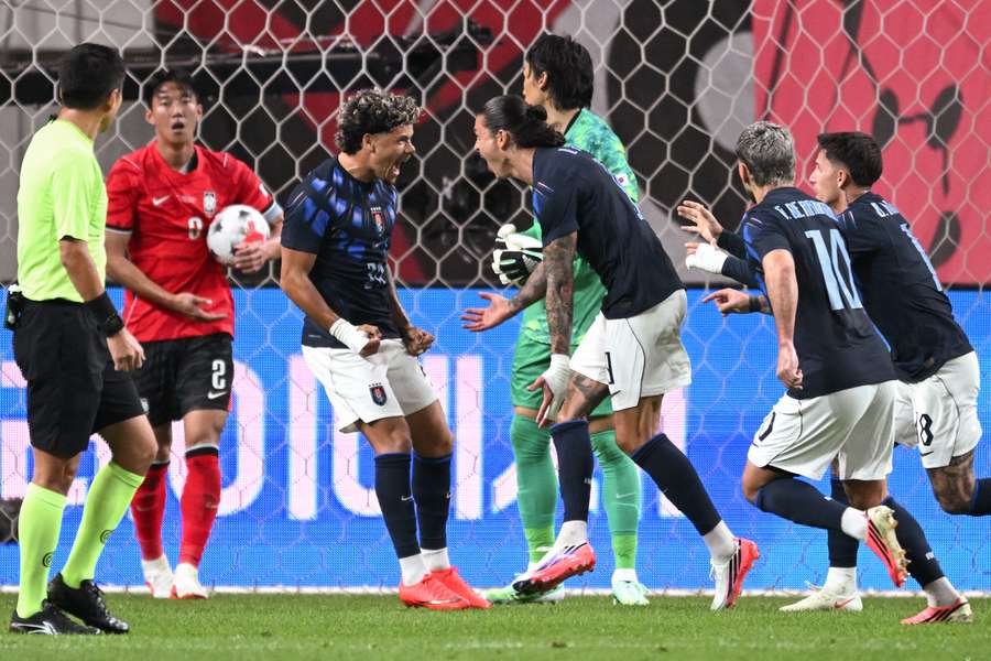 Maxi Araújo e Darwin celebram golo do Uruguai Maxi Araújo e Darwin celebram golo do Uruguai