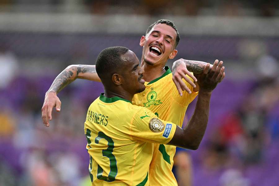 Rayners e Arthur Sales comemoram gol da vitória do Mamelodi sobre o Ulsan