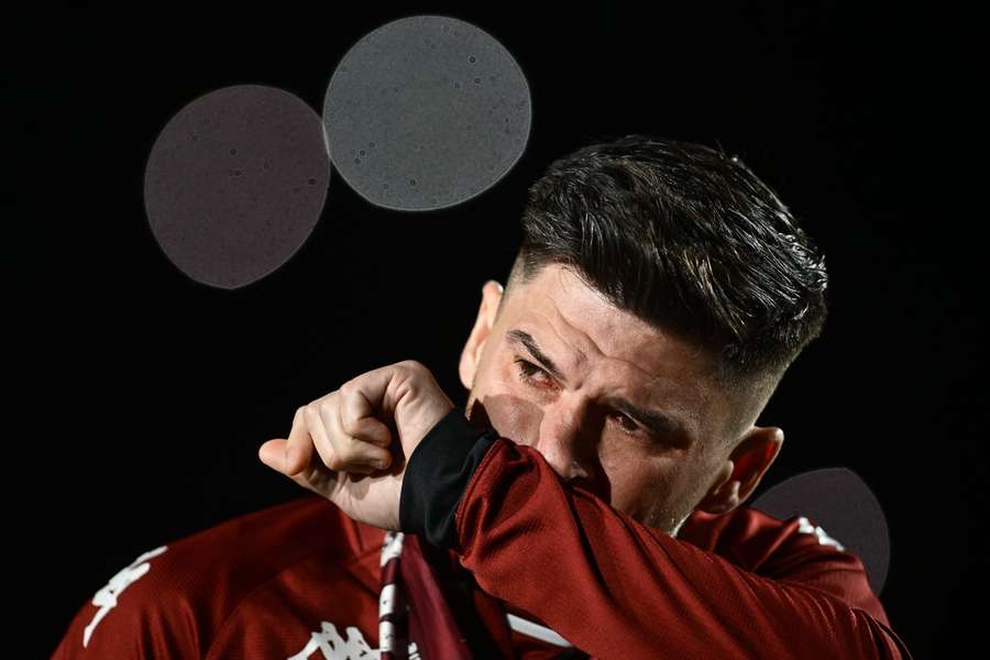 Cristian Săpunaru em lágrimas após o jogo da sua reforma com a camisola do Rapid