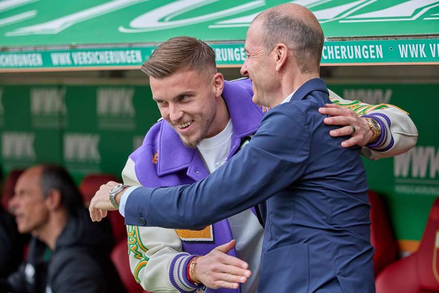 Augsburg-Trainer Thorup (r.) und Ermedin Demirovic (l.)
