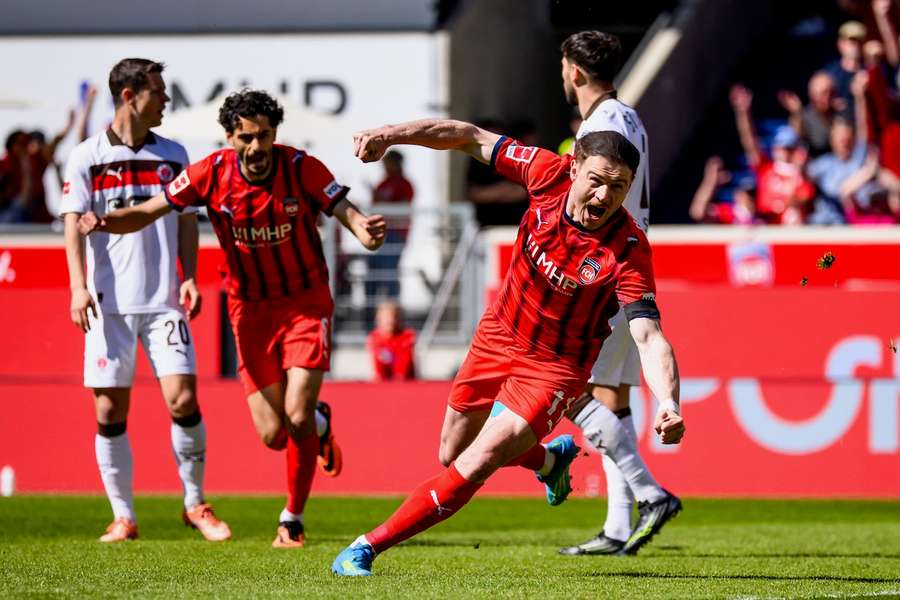 Budu Zivzivadze (r.) feiert seinen Treffer für Heidenheim gegen St. Pauli.