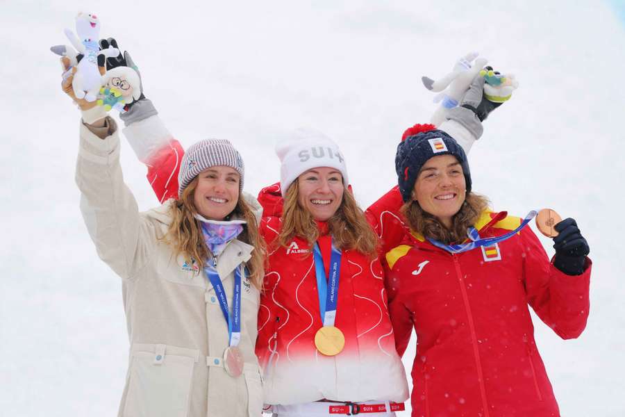 L'argent pas content pour Emily Harrop. L'argent pas content pour Emily Harrop.