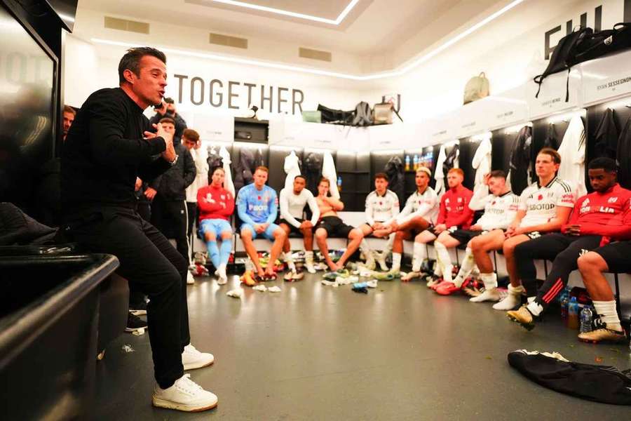 Marco Silva no balneário do Fulham no final da partida