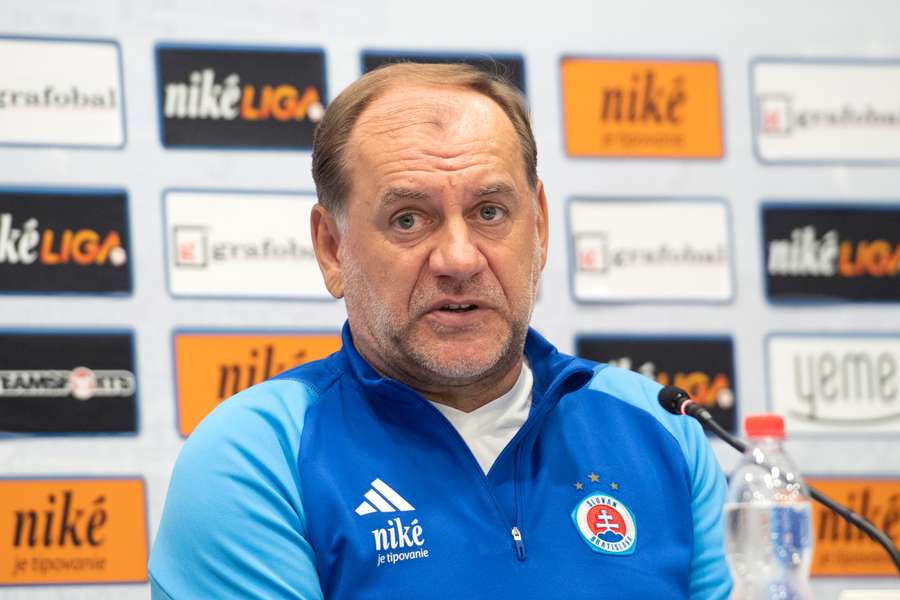 Na snímke tréner futbalistov ŠK Slovan Bratislava Vladimír Weiss st. počas tlačovej konferencie.
