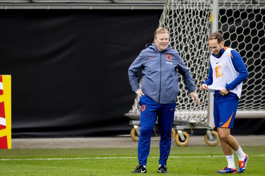 Ronald Koeman met Daley Blind tijdens een training van Oranje