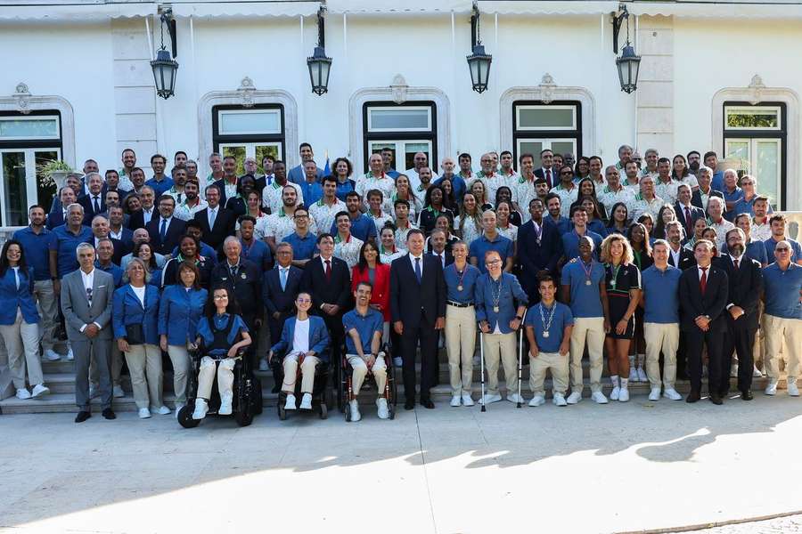 Foto-família com o primeiro-ministro, Luís Montenegro, e os atletas olímpicos e paralímpicos que participaram em Paris-2024