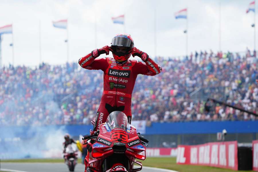 Marc Marquez sărbătorește după ce a trecut linia de sosire pe primul loc