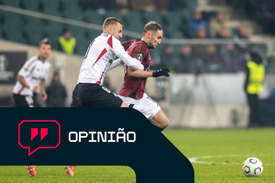 Rafal Augustyniak e Jan Kuchta durante o jogo da Liga Conferência