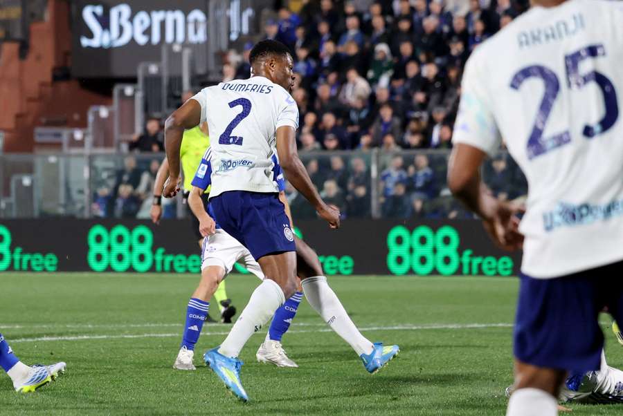 Denzel Dumfries scores