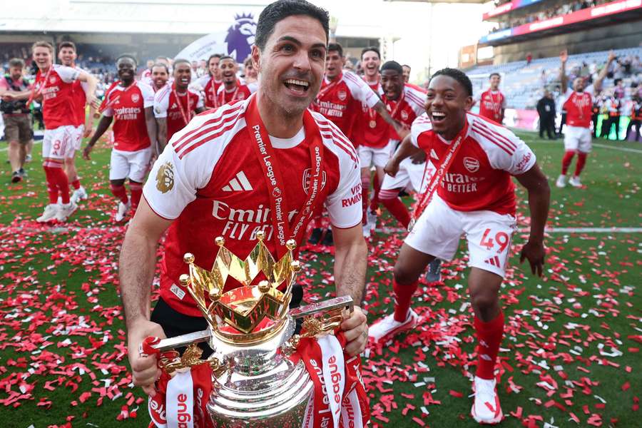 Mikel Arteta assinou um novo contrato com o Arsenal Mikel Arteta assinou um novo contrato com o Arsenal