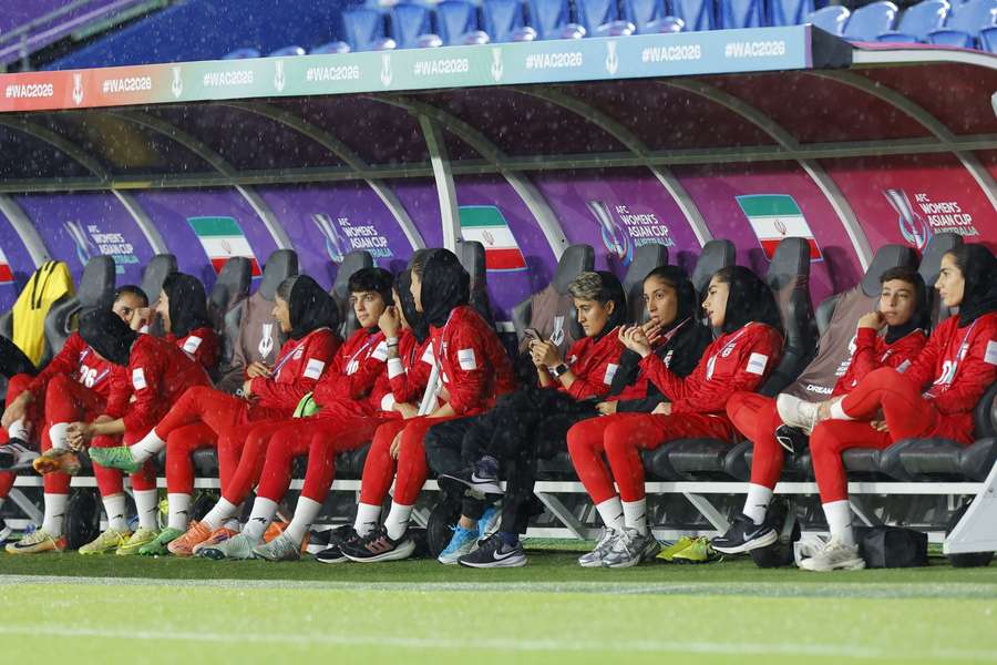 Irans Fußballerinnen auf der Auswechselbank beim Spiel gegen die Philippinen.