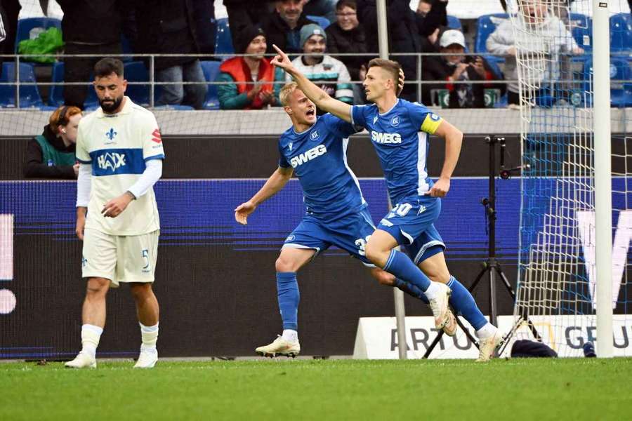 Marvin Wanitzek (r.) war der Mann des Tages für Karlsruhe gegen Darmstadt.