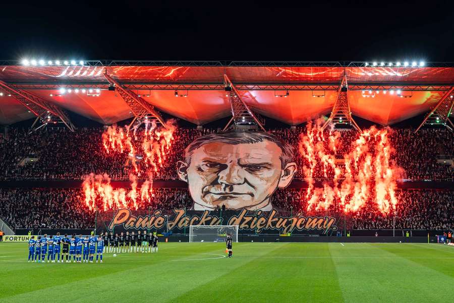 Poruszający hołd Legii dla Jacka Magiery, Łazienkowska uczciła zmarłą legendę Poruszający hołd Legii dla Jacka Magiery, Łazienkowska uczciła zmarłą legendę