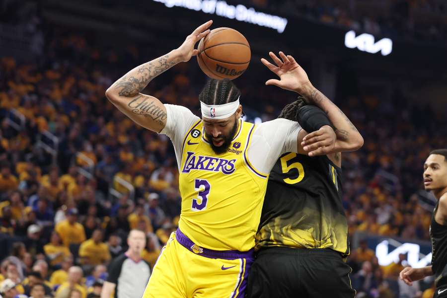 Lakers grijpen thuisvoordeel na overwinning op Warriors in San Francisco