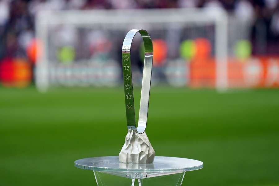 Trofeul acordat câștigătoarei Youth League Trofeul acordat câștigătoarei Youth League