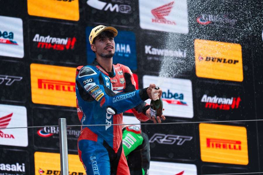 Borja Gómez, sărbătorind o victorie în iunie în Montmeló