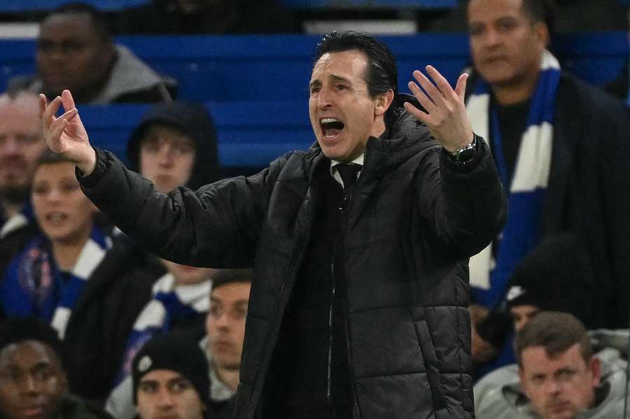 Emery se queja por una acción