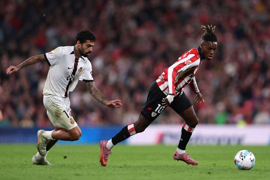 Nico Williams, ante Samú Costa en el partido de ida