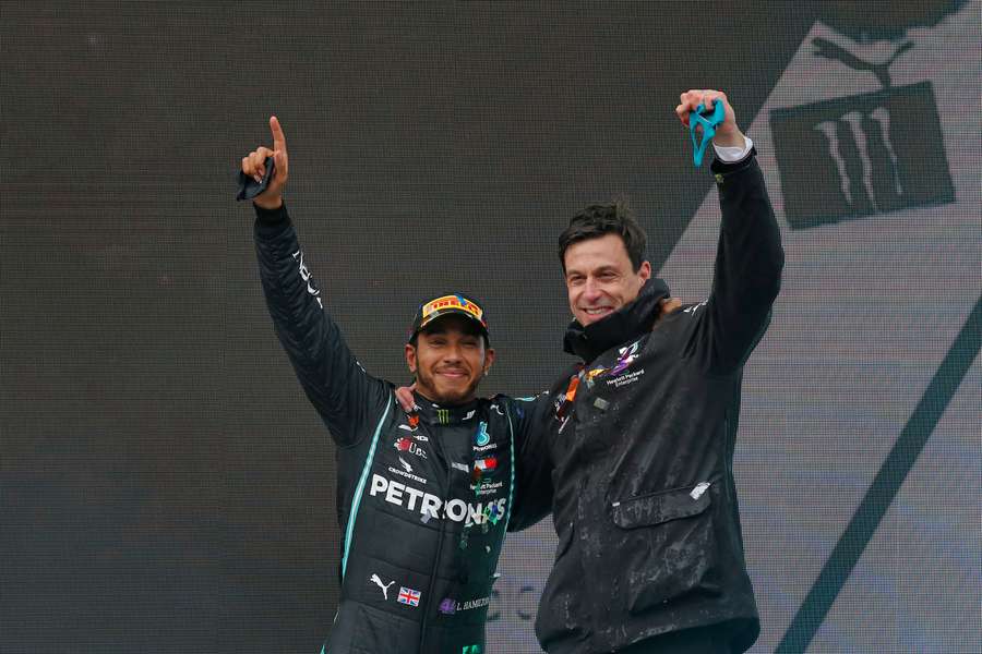 Toto Wolff (D) y Lewis Hamilton (I)