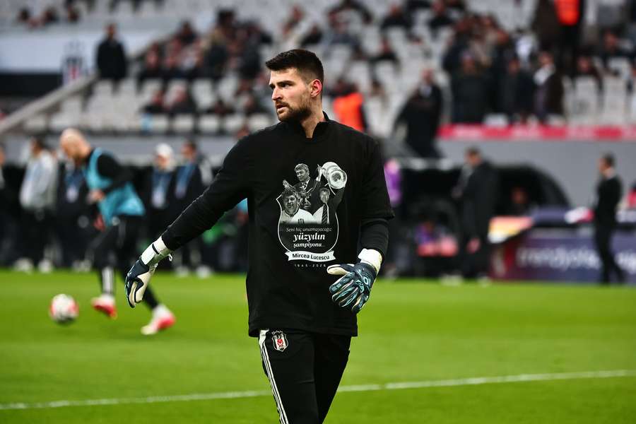 Besiktas a purtat tricouri în memoria lui Mircea Lucescu: "Campionul secolului"