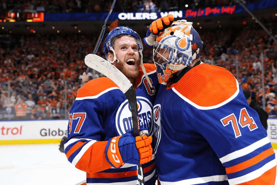 Connor McDavid oslavuje postup do finále play-off NHL s brankárom Stuartom Skinnerom.