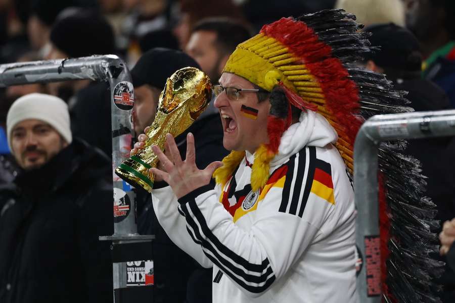 Deutschland will nach zwei enttäuschenden WM-Teilnahmen in Nordamerika wieder um den Pokal mitspielen. Deutschland will nach zwei enttäuschenden WM-Teilnahmen in Nordamerika wieder um den Pokal mitspielen.