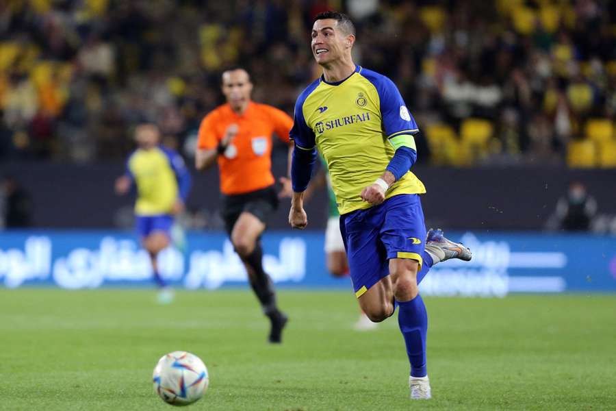 Ronaldo zažil víťazný ligový debut za Al-Nassr, s kapitánskou páskou neskóroval