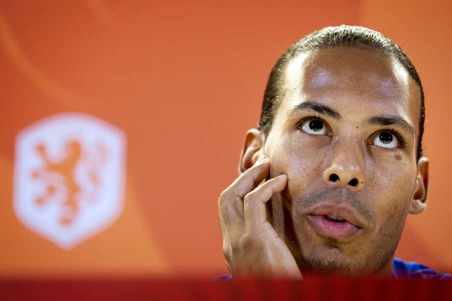 Virgil van Dijk tijdens de persconferentie in aanloop naar de EK-kwalificatiewedstrijd van Oranje tegen Ierland 