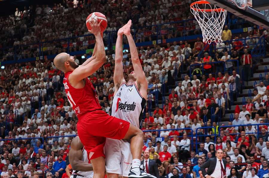 Basket, Shields trascina Milano alla vittoria che vale il 3-2 nella finale su Bologna