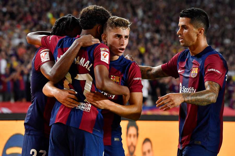 Com gol contra de Sergio Ramos, Barcelona vence Sevilla e assume a  liderança do Campeonato Espanhol